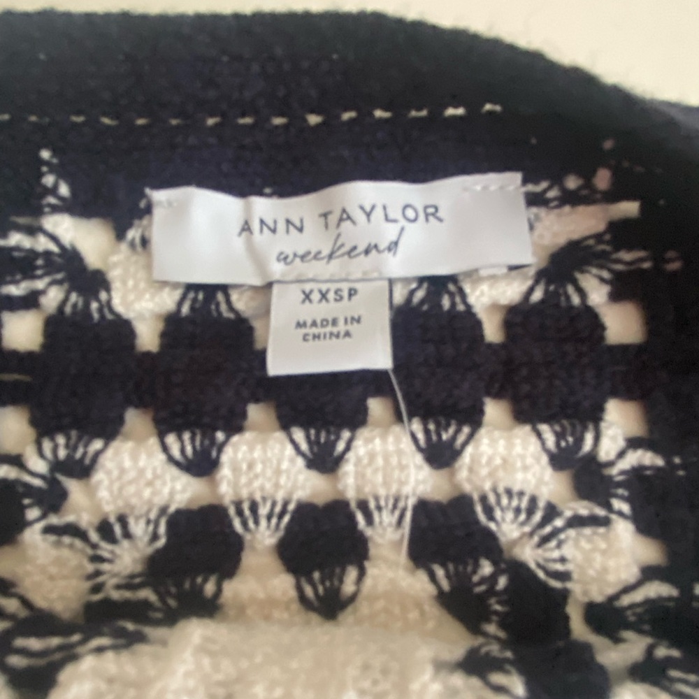 Ann Taylor Weekend Size XXSP Navy Blue and White Crochet Sleeveless Top - Picture 3 of 7